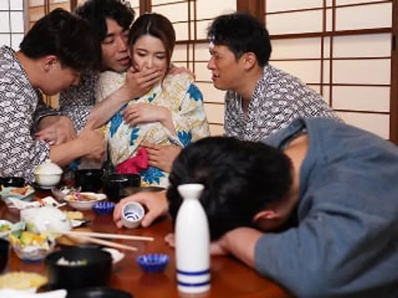 đưa vợ yêu đi suối nước nóng, anh xã không biết vợ bị người khác trả bài sấp mặt