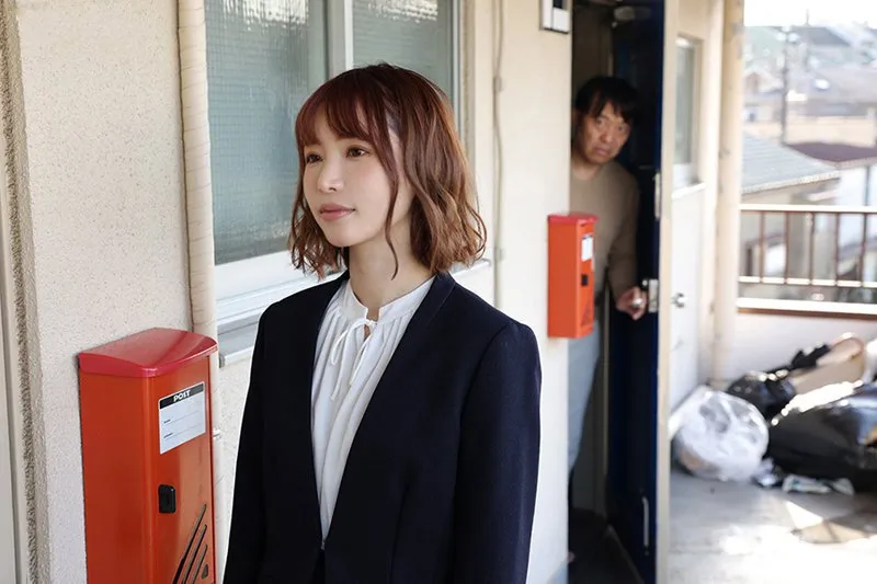 Gã gần nhà biến thái thường xuyên nghe tiếng rên của đôi vợ yêu chồng trẻ cạnh bên