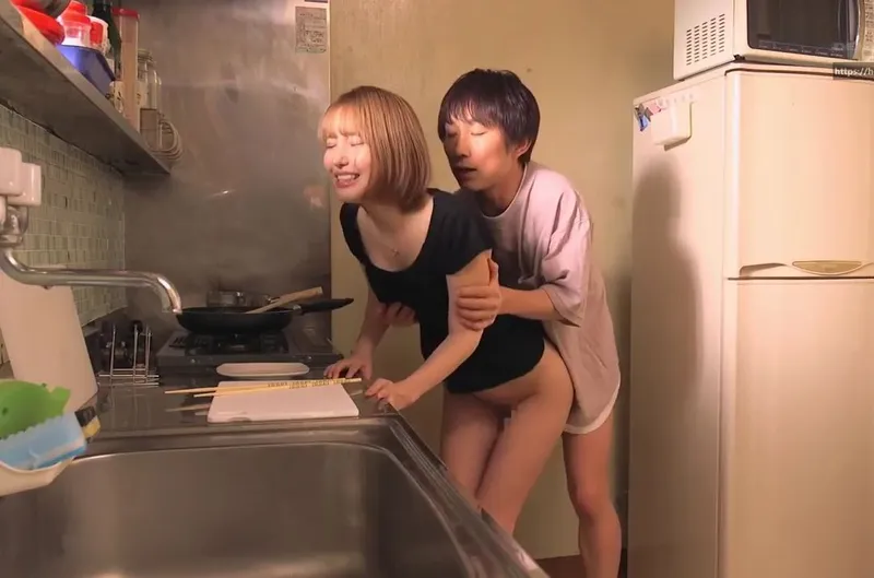 Bạn gái của anh trai mất nết về quê chơi rồi làm tình với cậu em chồng