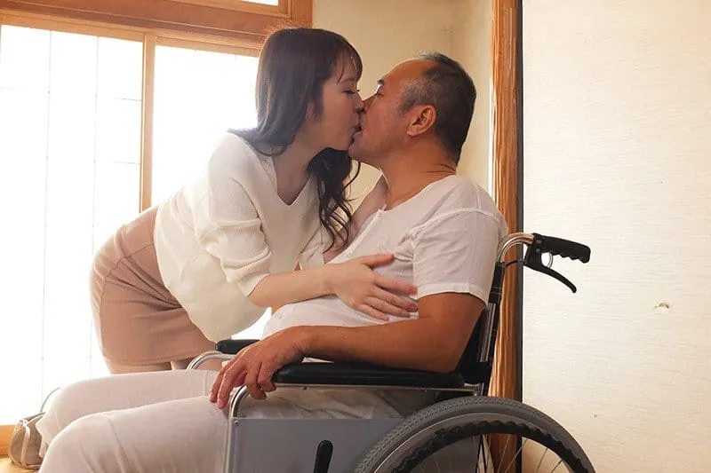 Vợ của con trai hiếu thảo chăm sóc bố ông chồng tàn tật