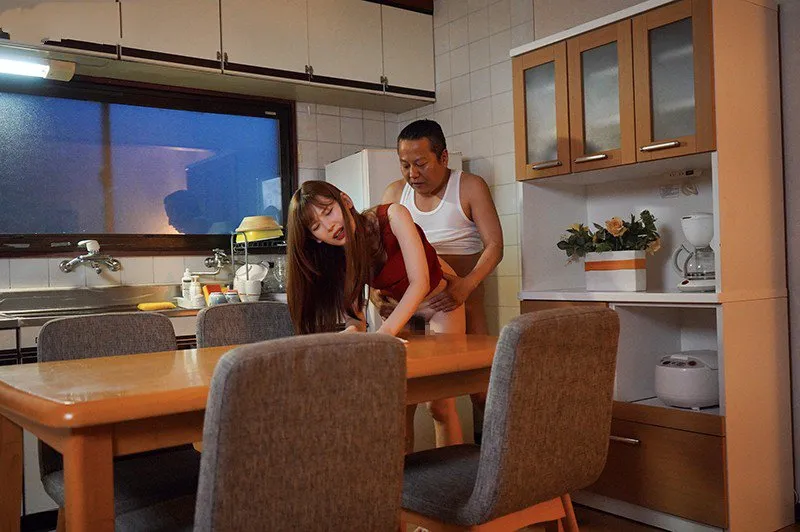 Con gái bị anh xã mới của mẹ nắc mỗi ngày, cho dù đã có người yêu