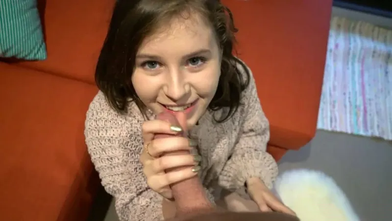 Bắn tinh ngập chiếc bím hồng của eny dễ thương