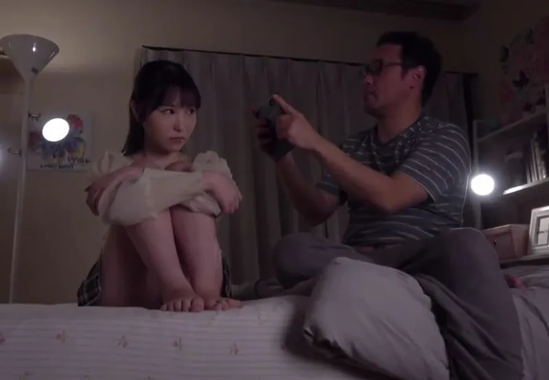 Mẹ tái hôn, con chim nhỏ lầm than bị bố dượng đâm cả lỗ trên lẫn lỗ dưới