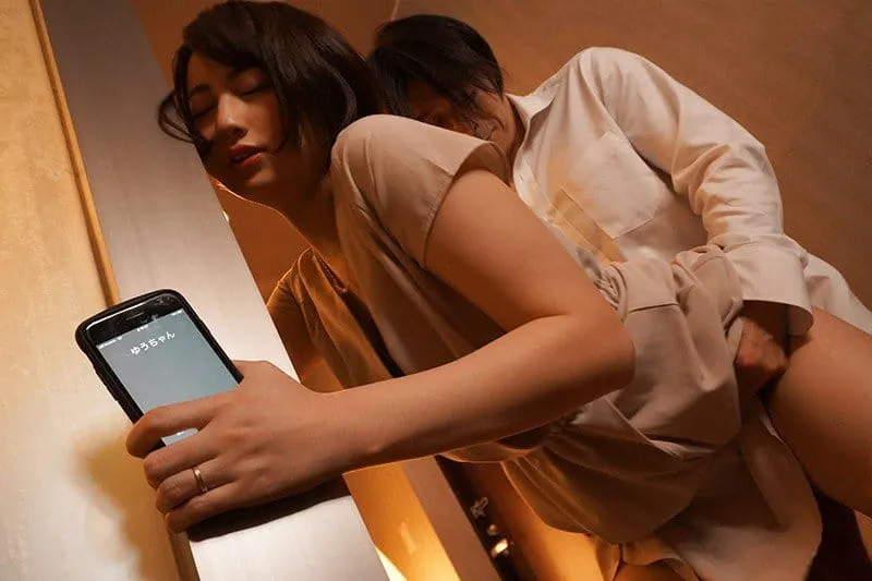 Bà xã đi họp lớp rồi đụ với nyc mặc cho gã chồng ở nhà chờ