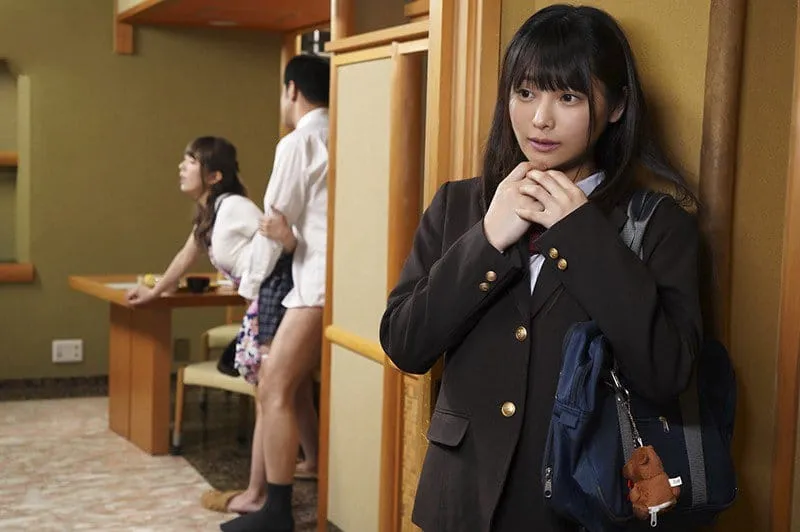 Cô gái nhỏ riêng thấy thèm khi nhìn trộm bố dượng phang mẹ