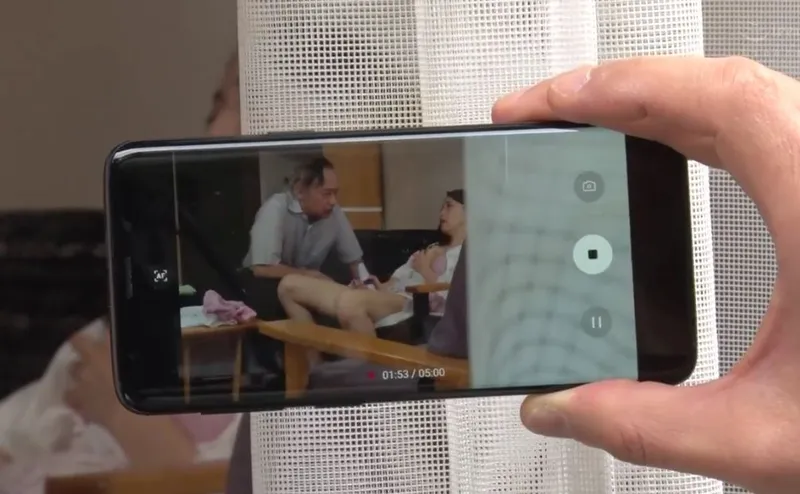 Vợ của con trai gian díu với bố chồng bị gã cấp trên khu phố phát hiện