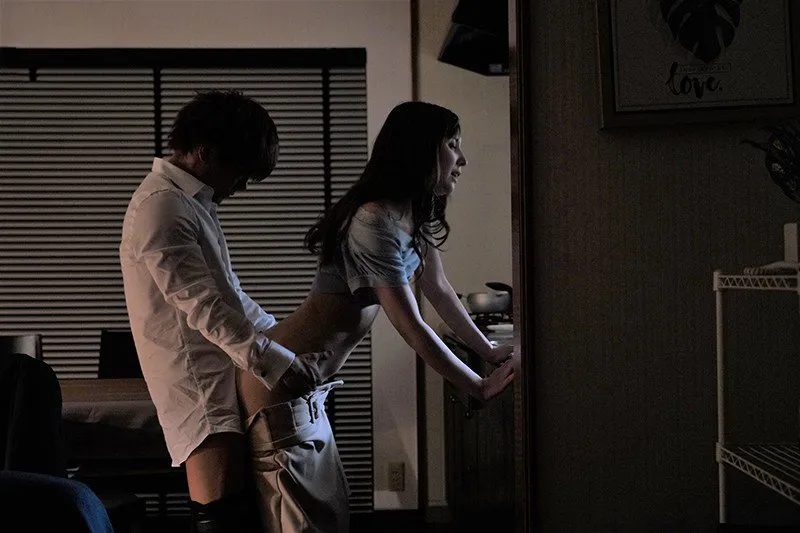 Sếp đi bàn việc làm ăn, cậu nhân viên đến nhà nắc vợ yêu ông ấy