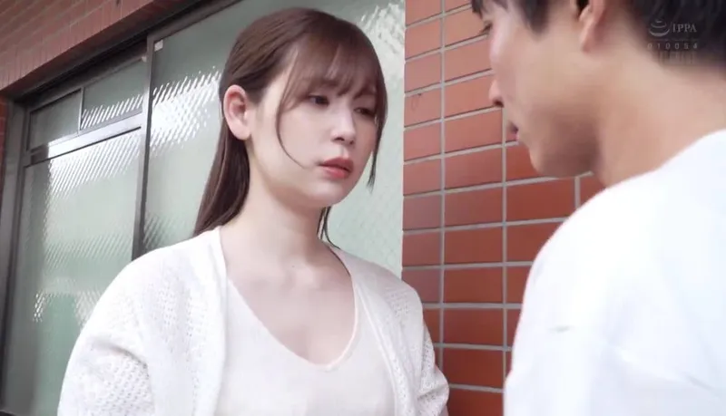 Anh xã tẻ nhạt, người vợ nhận ra cậu thanh niên hàng xóm tốt hơn