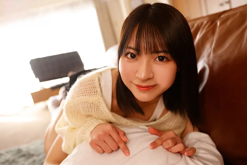 Chị gái lần đầu có anh bồ còn nhiều ngỡ ngàng nên mượn buồi thằng em tập trước